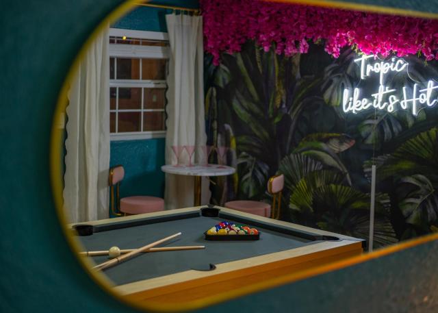 10 Minutes to Downtown with Jacuzzi, Pool Table, Ping Pong, and BBQ