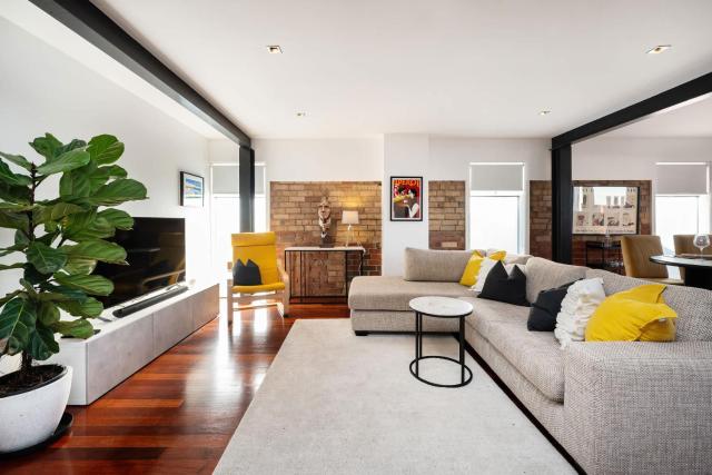 Stylish Fitzroy Warehouse Apmnt with Balcony and BBQ