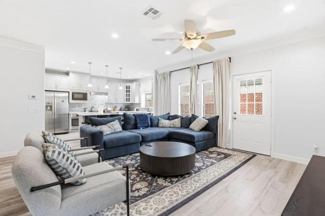 O18B Spacious 3BR Home Sleeps 10 With 2 Living Areas