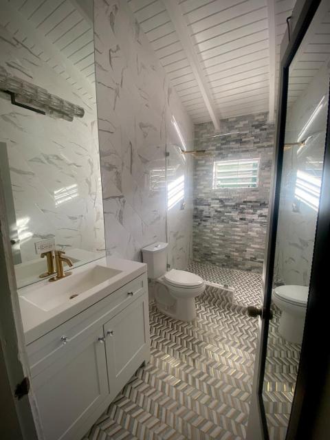 Keepsake Oasis Modern Cozy House with AC WiFi