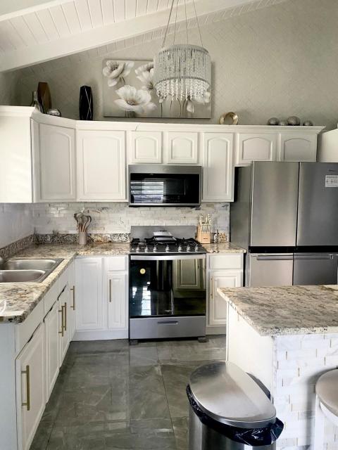 Keepsake Oasis Modern Cozy House with AC WiFi