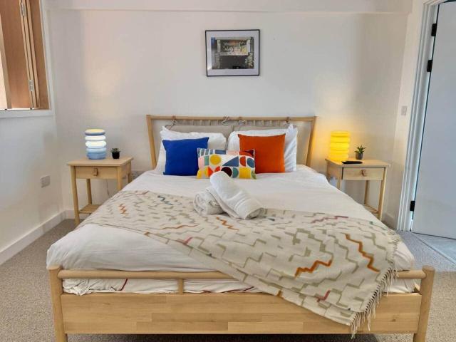 3 Bedroom Penthouse Roof Garden Parking Canal