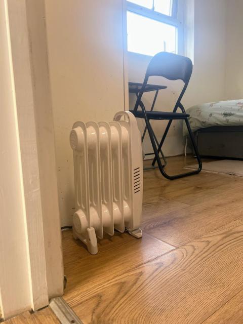 Compact single room A near Heathrow with 24 hour buses to all terminals