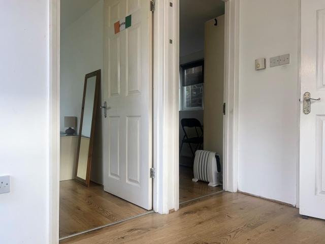 Compact single room A near Heathrow with 24 hour buses to all terminals
