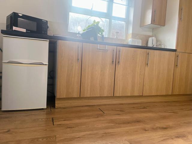 Compact single room B near Heathrow with 24 buses to all Terminals