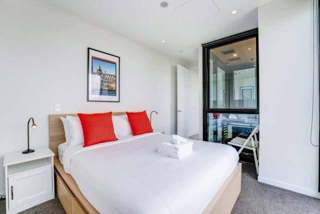 Modern Abode with Aircon & Balcony near Ponsonby