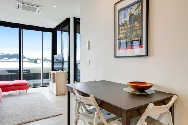 Modern Abode with Aircon & Balcony near Ponsonby