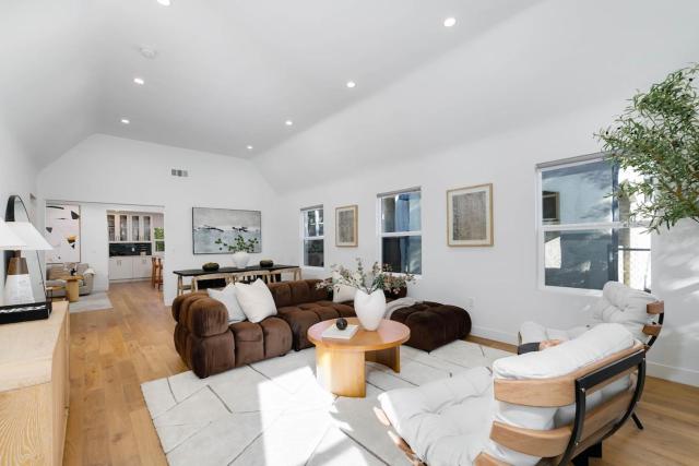 Modern Mid-Wilshire Escape Prime Spot