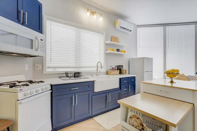 Indigo Cove Modern Studio near Historic Uptown
