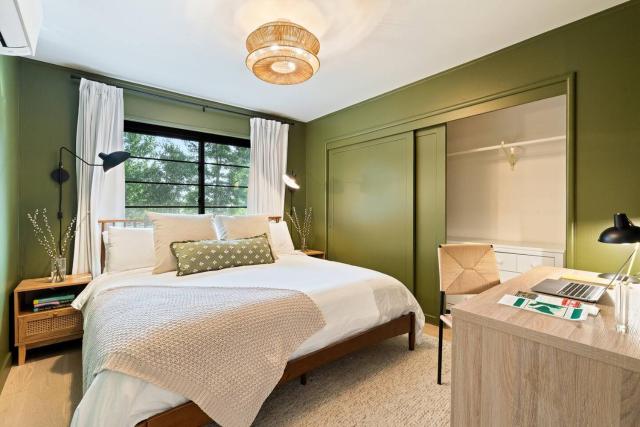 Luxe Treehouse Apt•Walk to Town•King Bed•Sleeps 4
