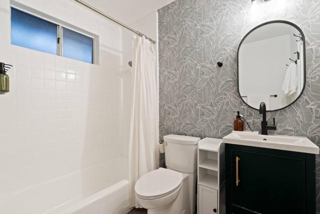 Luxe Treehouse Apt•Walk to Town•King Bed•Sleeps 4
