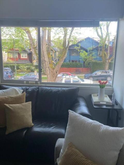 Quiet-comfy 4 bedroom house on a tree lined street in Kitsilano