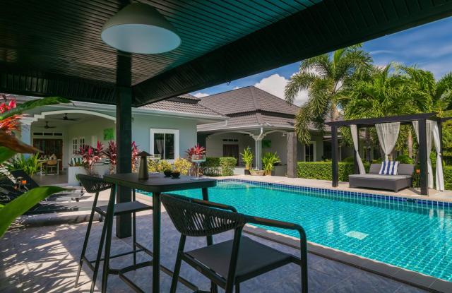 Greenleaf Estate - 3bedroom Villa with large shared pool, Nai harn beach