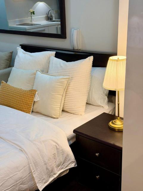 Deluxe Room with Pool View Unit in Poblacion
