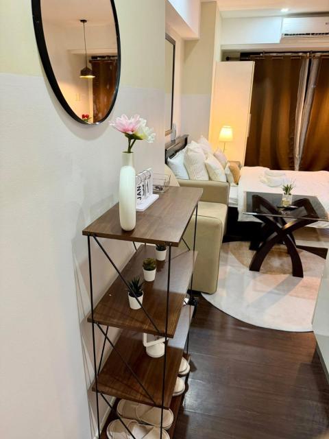 Deluxe Room with Pool View Unit in Poblacion
