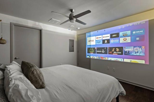 APT In Downtown W/Parking+Pool+MovieProjector+View