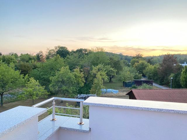 Premium Firmenunterkunft Stuttgart-Schönaich - 6 Schlafzimmer - 9 Einzelbetten - 137qm Penthouse - Parken frei - Ideal für Teams & Monteure