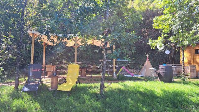 Wooden Cabin - La Fleurie - on Campsite in Saint Robert, Camping Florecer