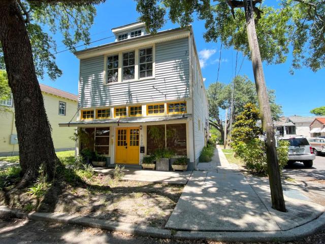 Algiers duplex w full kitchen & streaming TVs