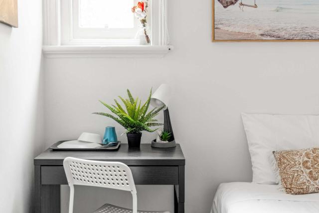 Rustic Single Room - Central Spot in Kensington - Shared Bathroom and Amenities