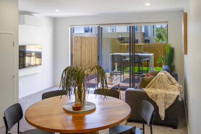 Serenity in the City Centre Sleeps 6, has carpark