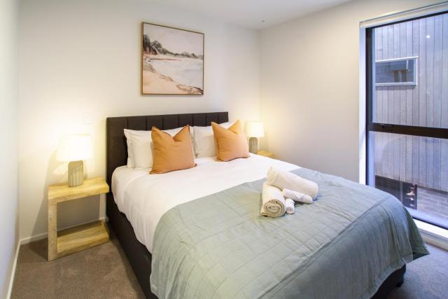 Serenity in the City Centre Sleeps 6, has carpark