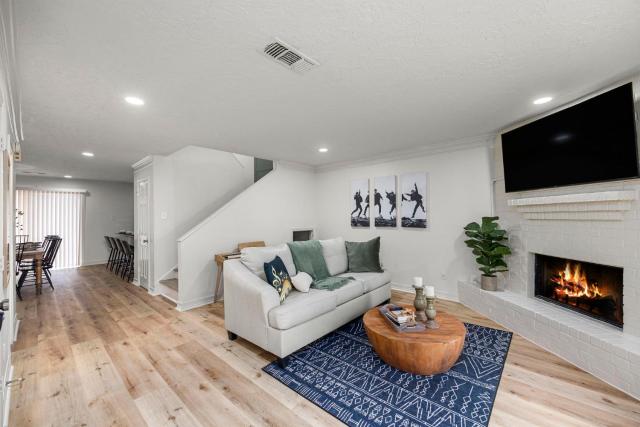 Dual Montrose Townhomes Sleeps 19 w Arcade, 2 Kitchens & Parking