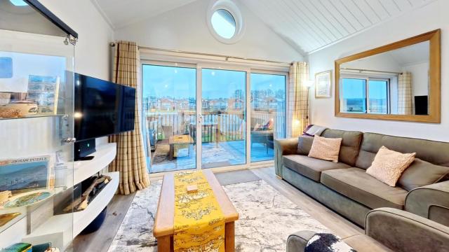 Low Lake Lodge - Lakeside - Part of the The Bay Filey Holiday Village with pool, gym and direct beach access, pub, restaurant, tennis and meadows walks