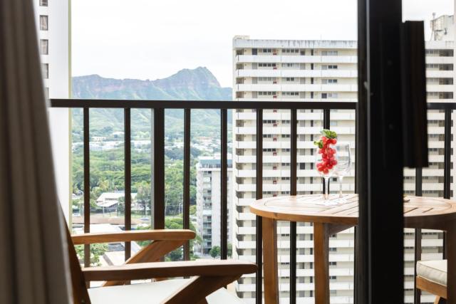 21Fl Near Waikiki Beach with Mountain Views & Parking