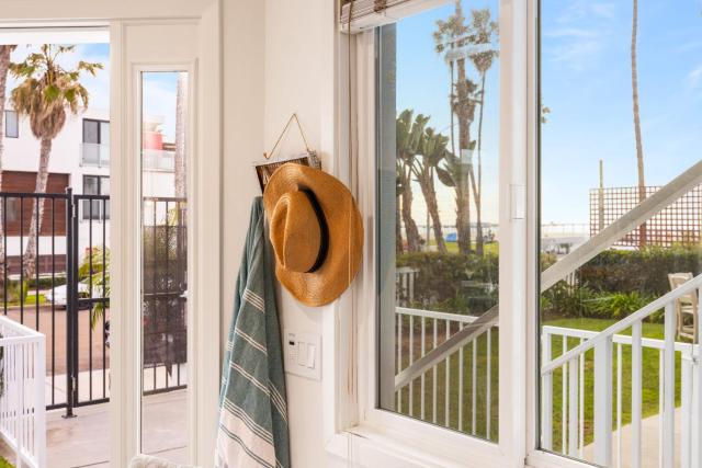 Ocean Beach Cottage with Views