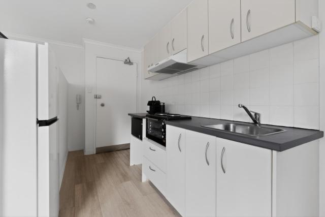 Central Studio with Pool, Gym Access 2mins Walk Beach