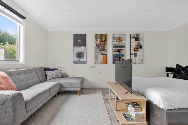 Central Studio with Pool, Gym Access 2mins Walk Beach