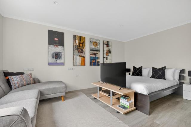 Central Studio with Pool, Gym Access 2mins Walk Beach