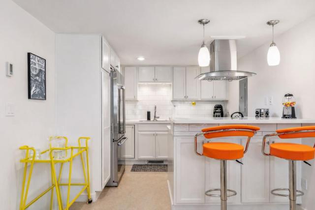 Vibrant 70s Bungalow Vacation Haven on Green Lake