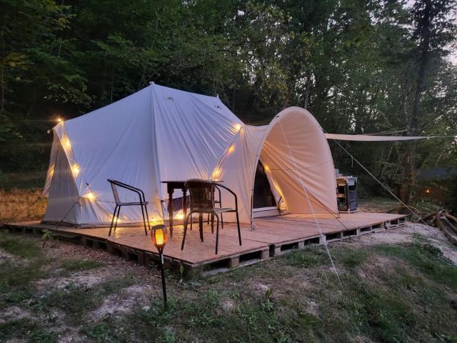 Safari Tent DeLuxe - La Bohème - on Campsite in Saint Robert, Camping Florecer
