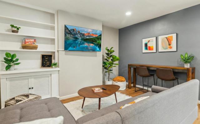 Charming Remodeled 3-BR Bungalow near Attractions