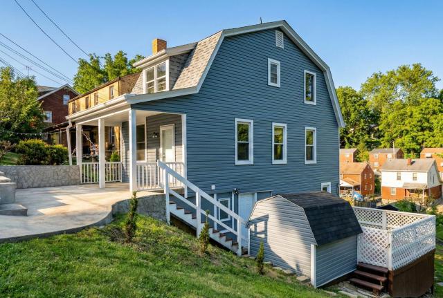 Charming Remodeled 3-BR Bungalow near Attractions