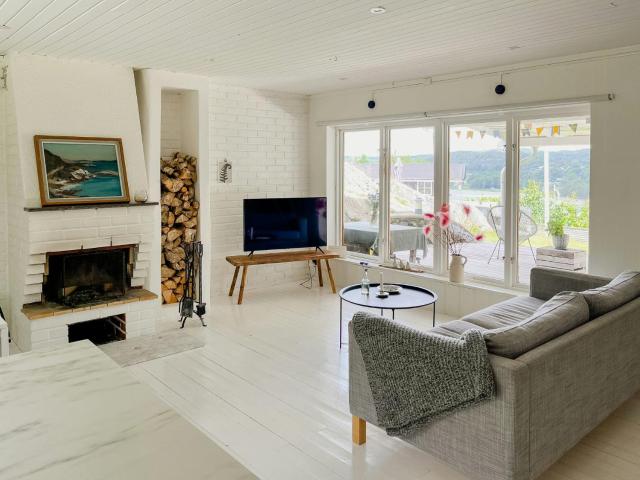 Cozy Cabin With Fjord View And Fireplace
