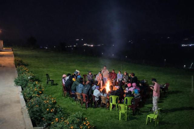 The Bowers Chalet Private Campfire & Lawn BBQ, WIFI, Breakfast Hill Top 360 degree view