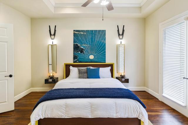 Stylish Home Private Pool, King Bed & Garage