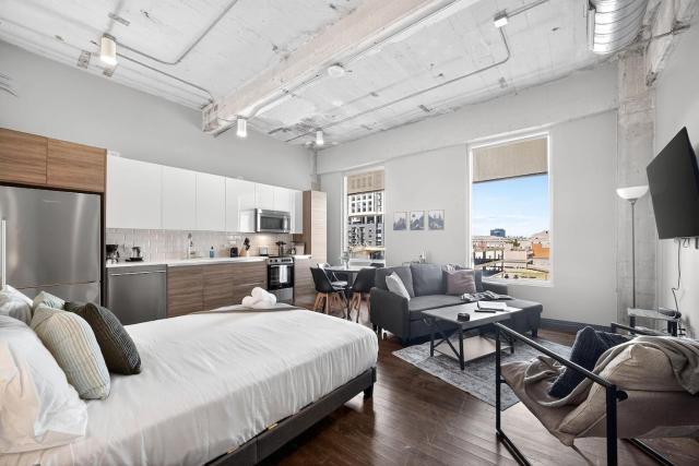 Modern Downtown Apartment | Pool, Laundry, Valet Parking