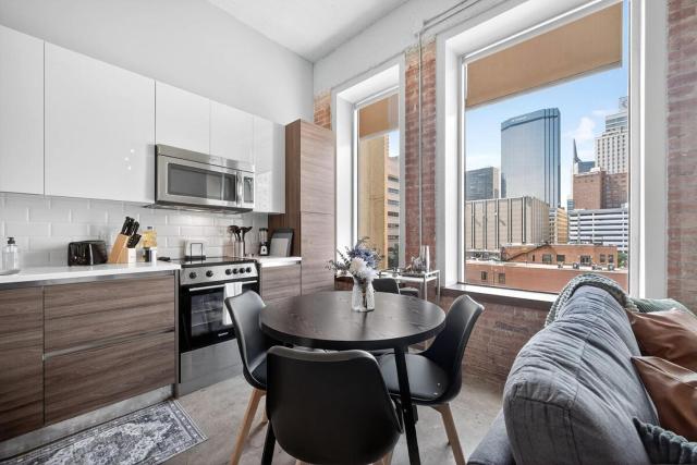 Modern Downtown Apartment | Pool, Laundry, Valet Parking