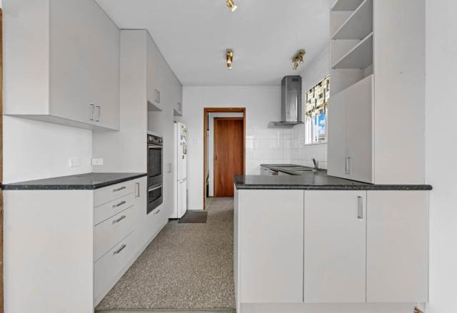 Arthur's House at Auckland skytower view 6 queen beds and 1 double bed in 7 rooms ,2 bathroom full kitchen, free wifi, free parking