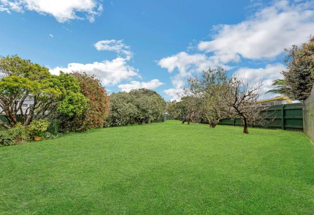 Arthur's House at Auckland skytower view 6 queen beds and 1 double bed in 7 rooms ,2 bathroom full kitchen, free wifi, free parking