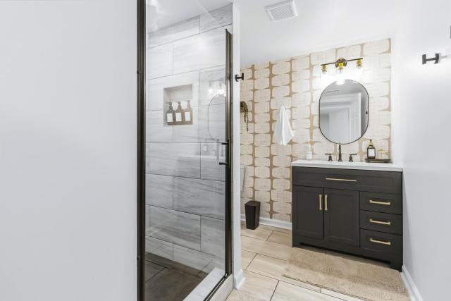 Private Double Room with Shared Bathroom