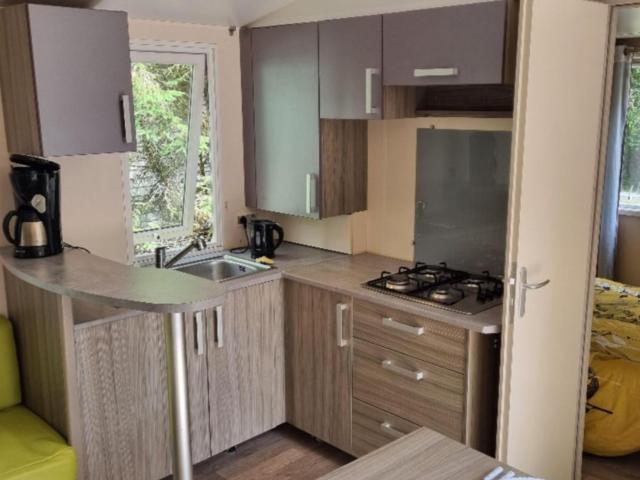 Mobil Home de 28m² avec Terrasse, 3 Chambres pour 6 Personnes - API-1-52-1550