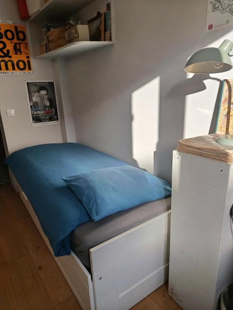 Chambre et Salle de bain privées avec vue sur jardin dans maison familiale