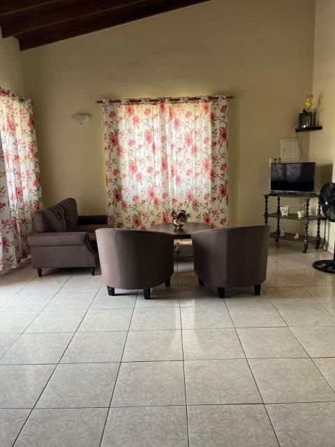 Cozy 2 Bedroom Apartment DUPLICATE