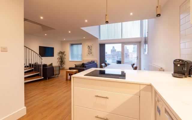 CITY CENTRE APARTMENT with Free Secure Underground Parking