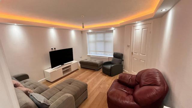 Modern 5 bedroom Home Free Parking